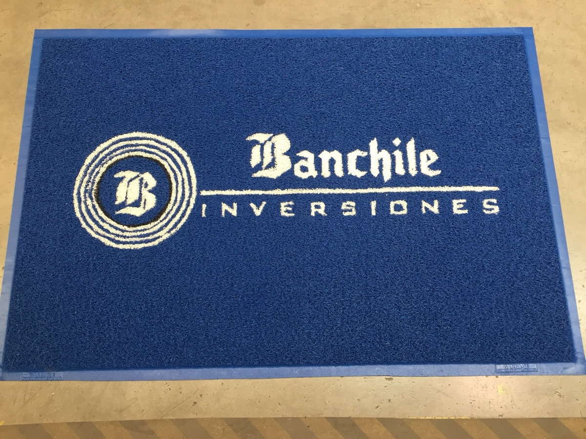 Alfombra publicitaria personalizada con logo banco entrada sucursal Chile